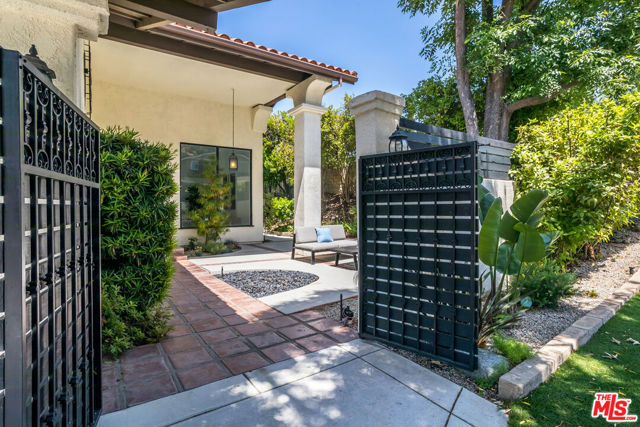 1656 Devonshire Court photo 3