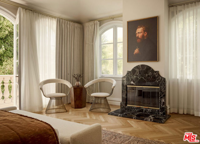 628 N Rodeo Drive, Beverly Hills CA: https://media.crmls.org/mediaz/a4b8e1c2-2c39-45f8-8c2f-1c2f1955db49.jpg