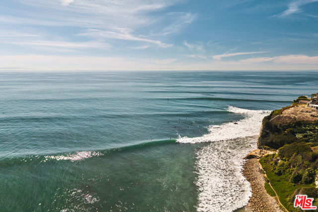 28830 Hampton Place, Malibu CA: https://media.crmls.org/mediaz/a4b903c9-a62d-4738-8dc6-d5c41f9acc49.jpg