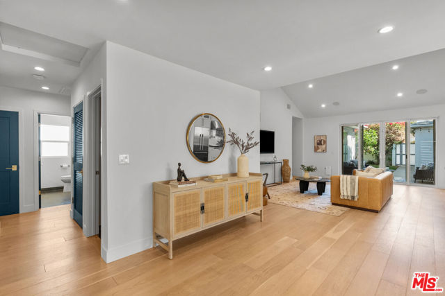 16820 Mccormick Street, Encino CA: https://media.crmls.org/mediaz/a4b97d0e-2358-4b6f-95be-f6583b3b4a06.jpg
