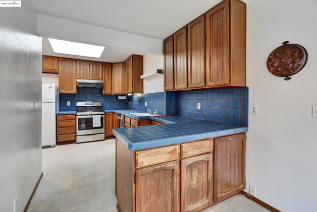 536 Pomona Ave, Albany CA: https://media.crmls.org/mediaz/a4bc4ce3-a095-44b7-801d-bfcb3f9b561b.jpg