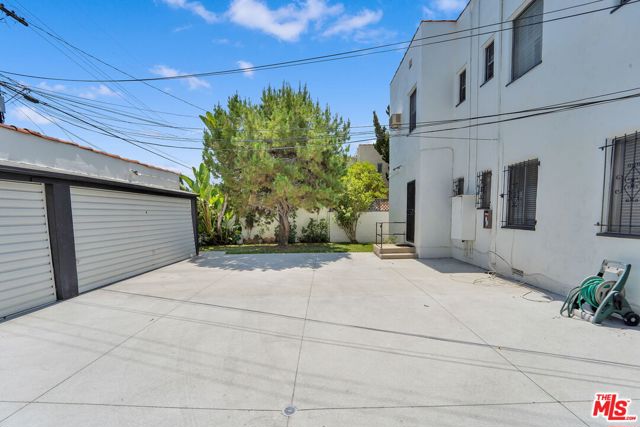 1118 HI POINT Street, Los Angeles CA: https://media.crmls.org/mediaz/a4bcadd4-d310-4d96-bce2-b434dfa8d343.jpg