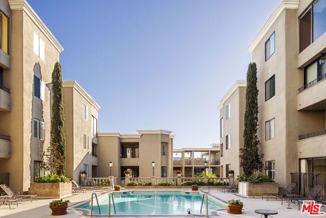 8455 Fountain Avenue, West Hollywood CA: https://media.crmls.org/mediaz/a4bcc2fc-4c93-4fd1-a406-35da1980b8e4.jpg