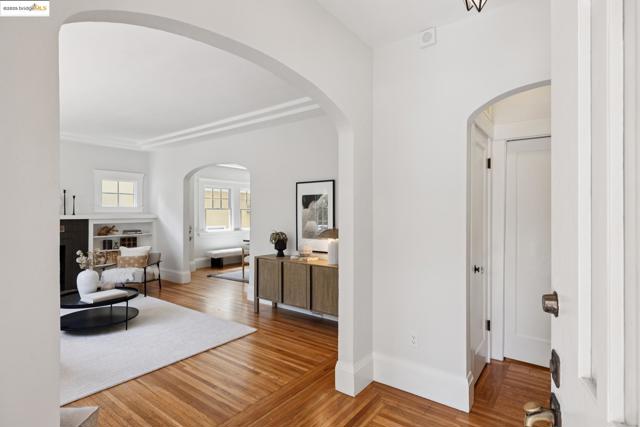 1071 Harvard Rd, Piedmont CA: https://media.crmls.org/mediaz/a4bce8e0-1d2a-4bd0-979b-6d8221aa10e3.jpg
