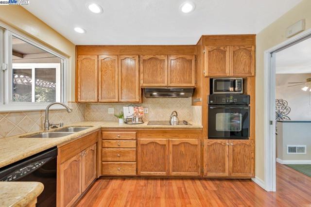 32072 Chicoine Ave, Hayward CA: https://media.crmls.org/mediaz/a4bd6410-f4bd-4dbb-a920-3f8f14e9e80c.jpg