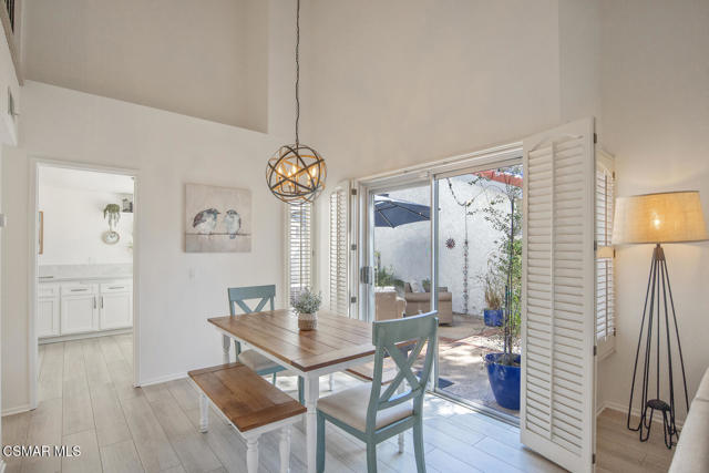 979 Quarterhorse Lane, Oak Park CA: https://media.crmls.org/mediaz/a4be05e8-0a81-4d73-b0fc-701ee69b0c52.jpg