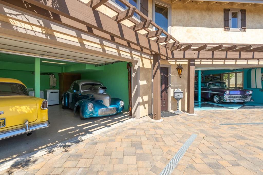 https://media.crmls.org/mediaz/a4be75b8-d1aa-4ed9-bffd-1816e3465f5e.jpg?preset=X-Large