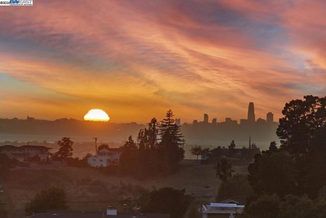 10336 Greenview Dr, Oakland CA: https://media.crmls.org/mediaz/a4be9847-3cfc-47e1-80c3-ecb20ff3ec0f.jpg