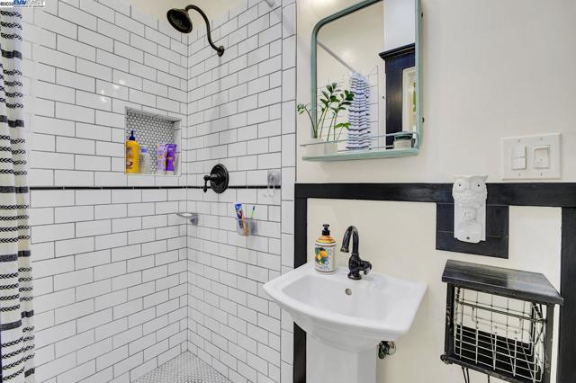 1215 Castro St, Martinez CA: https://media.crmls.org/mediaz/a4bf08f1-2151-4806-8278-45b4269e2d6a.jpg