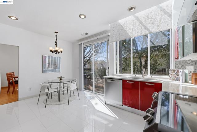 906 Vista Pointe Dr, San Ramon CA: https://media.crmls.org/mediaz/a4c10115-f17a-4110-88ad-b2a0298de14d.jpg