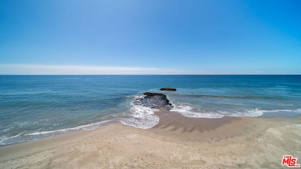 https://media.crmls.org/mediaz/a4c25c0b-fa53-4a70-b879-f74ed04b77d4.jpg?preset=X-Large
