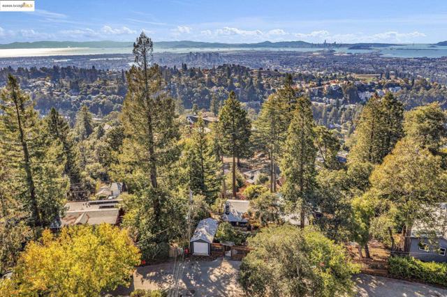 6141 Merriewood Dr, Oakland CA: https://media.crmls.org/mediaz/a4c32e4d-9e7e-4231-a5b0-4620362c5172.jpg