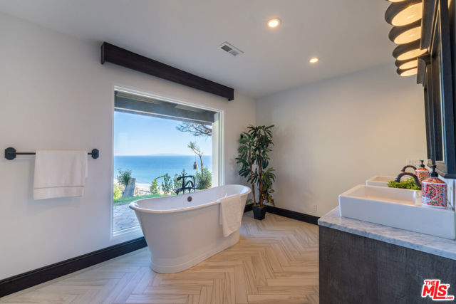 21607 Rambla Vista, Malibu CA: https://media.crmls.org/mediaz/a4c34ff7-34b2-460c-b511-a471d0a4c30a.jpg