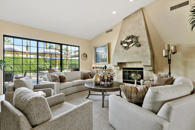 72550 Greenbriar Lane, Palm Desert CA: https://media.crmls.org/mediaz/a4c4fb0c-39dc-4345-b26f-a38ecea9fdba.jpg