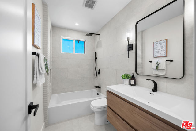 3260 Sagamore Way, Los Angeles CA: https://media.crmls.org/mediaz/a4c7313b-02a8-4519-be77-1dc50dc6c014.jpg