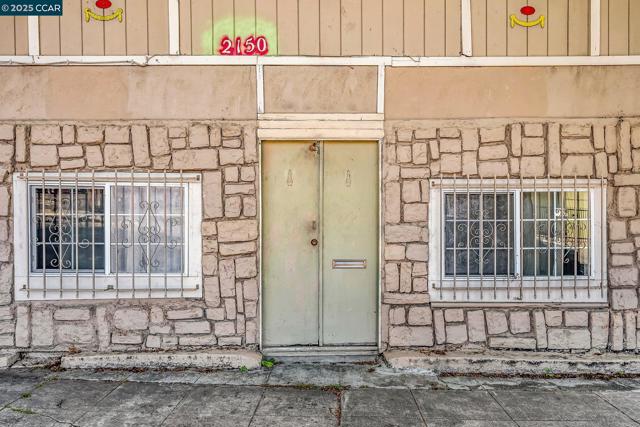 2150 35Th Ave, Oakland CA: https://media.crmls.org/mediaz/a4c798c4-3a17-40c3-be16-68a094141902.jpg