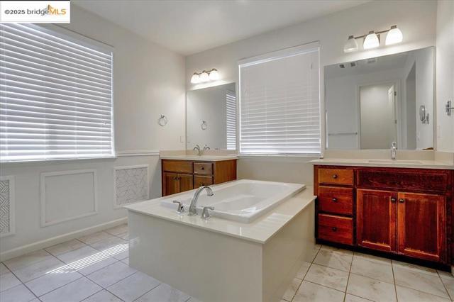 809 BLUESTONE DR, Oakley CA: https://media.crmls.org/mediaz/a4c7b527-dd67-48fa-bbc3-bd07102810c7.jpg