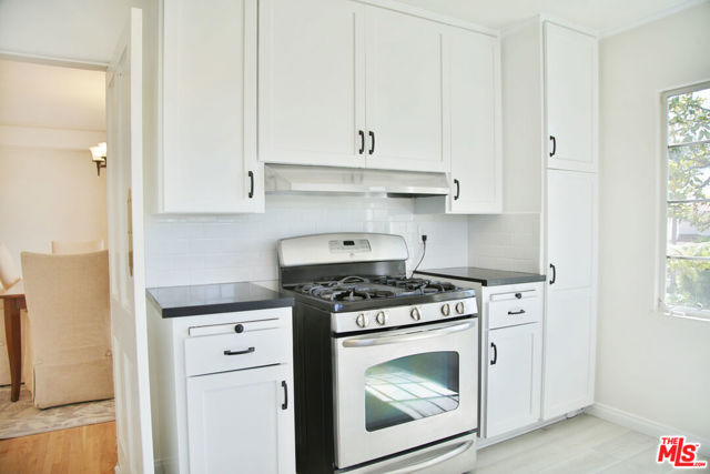 2963 Queensbury Drive, Los Angeles CA: https://media.crmls.org/mediaz/a4c855c9-2c13-4f33-8a24-abf26ef9af8b.jpg