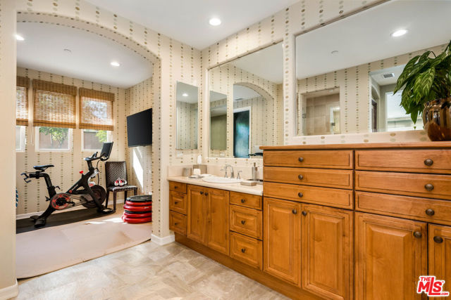 26722 Provence Drive, Calabasas CA: https://media.crmls.org/mediaz/a4c881fa-657c-4fa1-8d1e-e61c62c7fb50.jpg