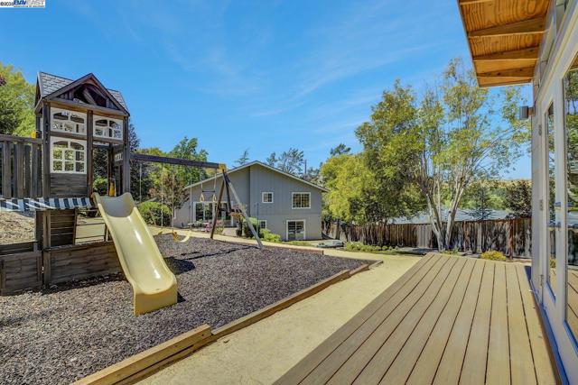382 Castello Rd, Lafayette CA: https://media.crmls.org/mediaz/a4c897bb-f2fb-472b-8141-229b688cf3c4.jpg