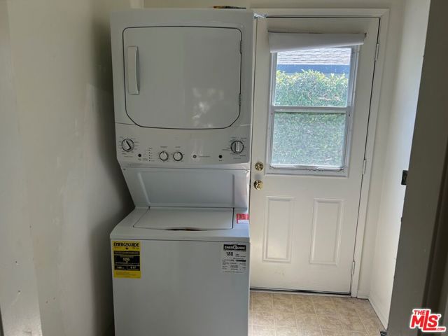 1444 Yale Street, Santa Monica CA: https://media.crmls.org/mediaz/a4c8fca8-e44f-4e63-8adb-75b3af26fabc.jpg