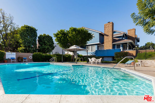 18721 Hatteras Street, Tarzana CA: https://media.crmls.org/mediaz/a4c9be7f-7cae-4a20-9e6f-7221c3603f2a.jpg