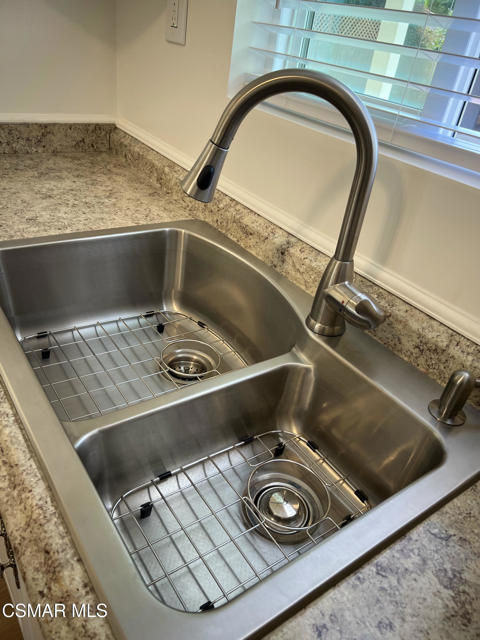 4049 Colonial Avenue, Los Angeles CA: https://media.crmls.org/mediaz/a4ca9cba-0cc2-4372-91a8-5a95cc6b90df.jpg