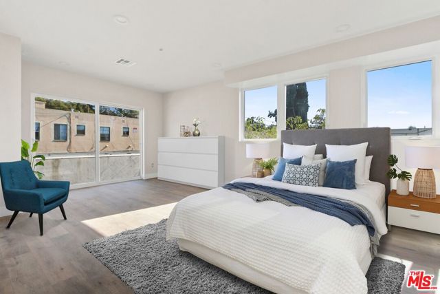 1724 Menlo Avenue, Los Angeles CA: https://media.crmls.org/mediaz/a4caf1c2-6514-40fe-91ef-d84e5399f8ce.jpg