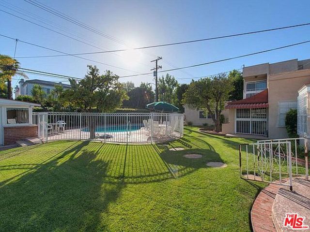 525 N Rexford Drive, Beverly Hills CA: https://media.crmls.org/mediaz/a4cba437-5a3a-43bf-b998-e5df89a78d7d.jpg