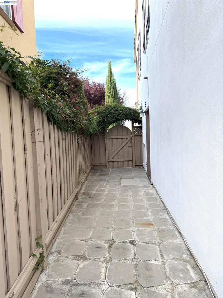 https://media.crmls.org/mediaz/a4cba95c-657b-4c64-8506-ed4c355008eb.jpg?preset=X-Large
