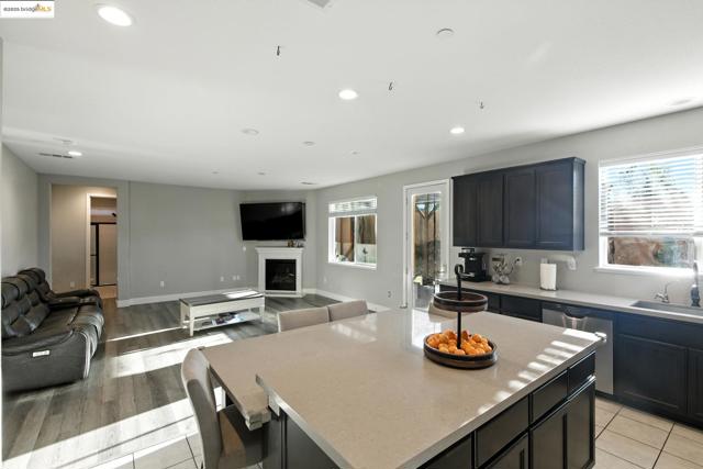 536 Aster St, Vacaville CA: https://media.crmls.org/mediaz/a4cc4800-95ae-4c70-8f37-55e23e2d6e2b.jpg