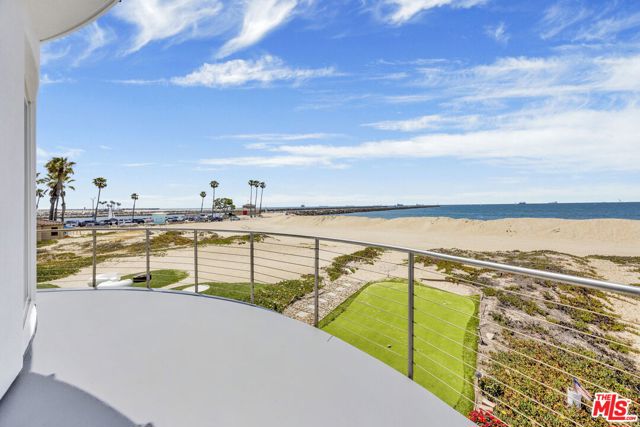 7019 E Seaside Walk, Long Beach CA: https://media.crmls.org/mediaz/a4cdab75-1849-4645-80ca-5993bd4d90d4.jpg