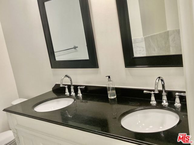 1097 S Bedford Drive, Los Angeles CA: https://media.crmls.org/mediaz/a4cf700b-1b53-4ecf-86ca-bf107c17db84.jpg