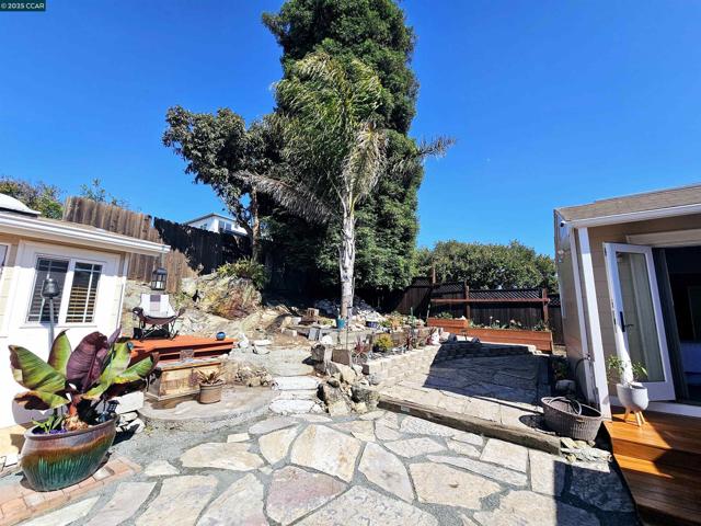 1034 Navellier St, El Cerrito CA: https://media.crmls.org/mediaz/a4d19d64-8453-4c4a-af6c-71e94704ee92.jpg
