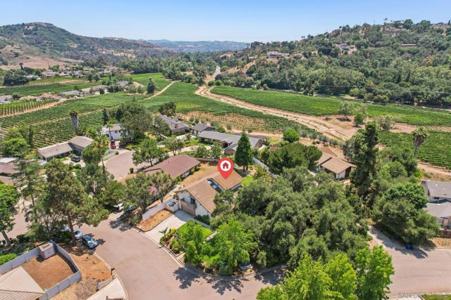 2807 Carlton Way, Fallbrook CA: https://media.crmls.org/mediaz/a4d1d45b-5772-4765-96ba-58256d036b9c.jpg