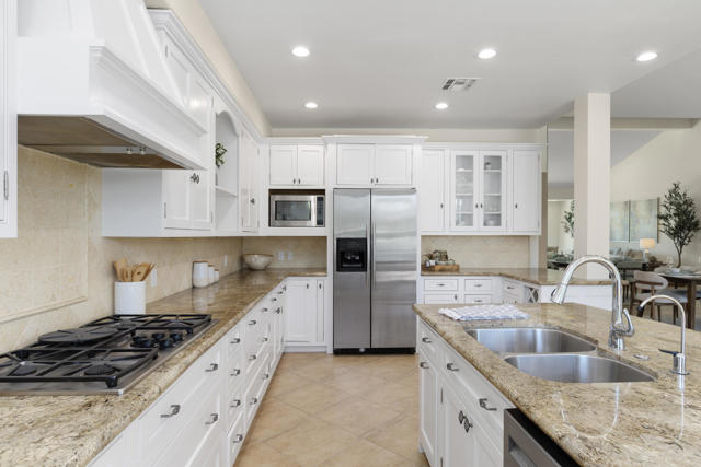 95 Lookout Drive, Palm Desert CA: https://media.crmls.org/mediaz/a4d2428c-f304-4bf2-8449-78ef02658809.jpg