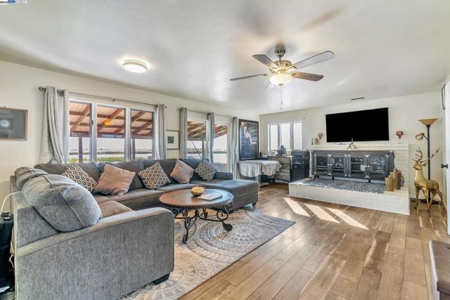 71 Taylor Pl, Bethel Island CA: https://media.crmls.org/mediaz/a4d2c6e1-f73a-4c8c-a2af-273ecc16f9c1.jpg