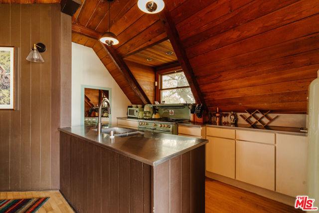 6894 Pacific View Drive, Los Angeles CA: https://media.crmls.org/mediaz/a4d39209-d6e2-4e82-bf48-626c4057b6cf.jpg