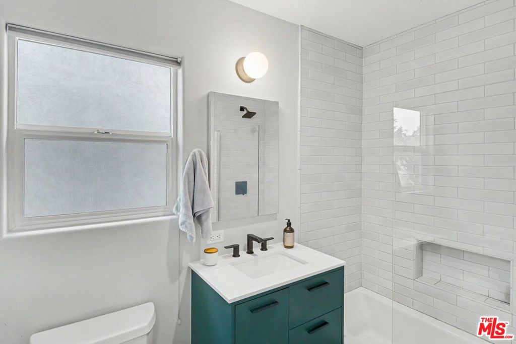 https://media.crmls.org/mediaz/a4d58e4a-6852-41e1-bf8a-655d5a9e4032.jpg?preset=X-Large