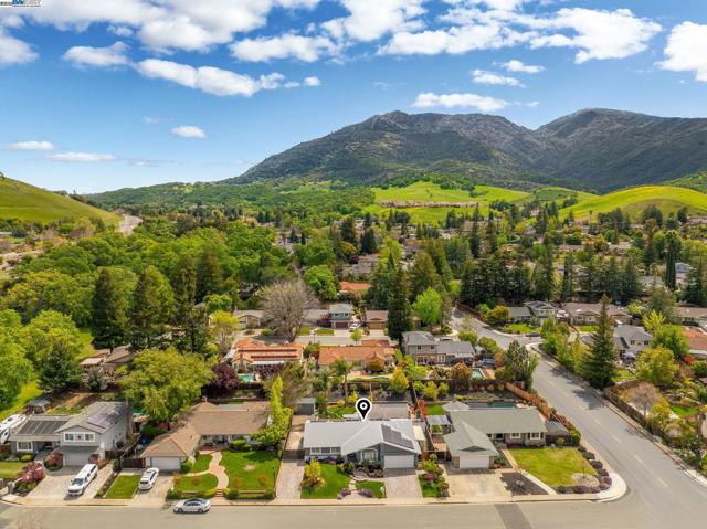 508 E Myrick Court, Clayton CA: https://media.crmls.org/mediaz/a4d591b7-3e69-4848-a6e7-7ee2a186c316.jpg