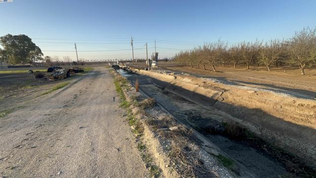1290 Orange Ave, Patterson CA: https://media.crmls.org/mediaz/a4d5da3a-13c1-4ef3-a4ac-07fb93714c00.jpg