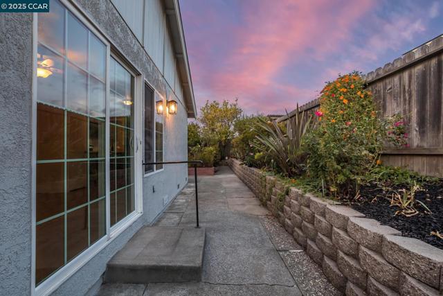 1769 Redwood Rd, Hercules CA: https://media.crmls.org/mediaz/a4d68cc2-9920-40bc-b36b-d43ea59e1de4.jpg