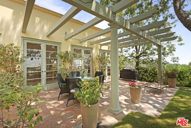 1634 Gilcrest Drive, Beverly Hills CA: https://media.crmls.org/mediaz/a4d827b2-7aa4-4e4a-9020-49b7f38ff727.jpg