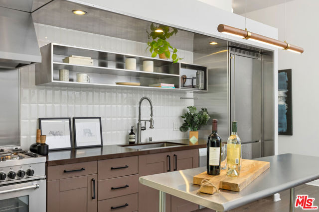 4080 Glencoe Avenue, Marina del Rey CA: https://media.crmls.org/mediaz/a4d86dcb-e46e-49a8-93d7-71054ee58f2d.jpg