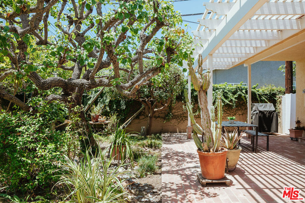 https://media.crmls.org/mediaz/a4d98077-53a1-45e8-aeb0-6de3b778812b.jpg?preset=X-Large