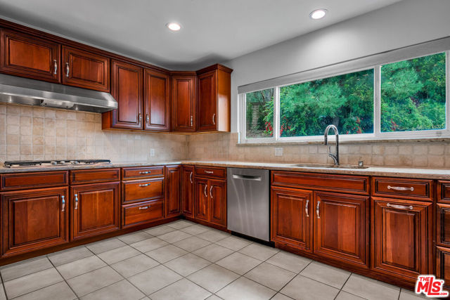 2925 Dona Susana Drive, Studio City CA: https://media.crmls.org/mediaz/a4d9ab73-67e2-4ff3-bcf0-62e2f57a5d83.jpg