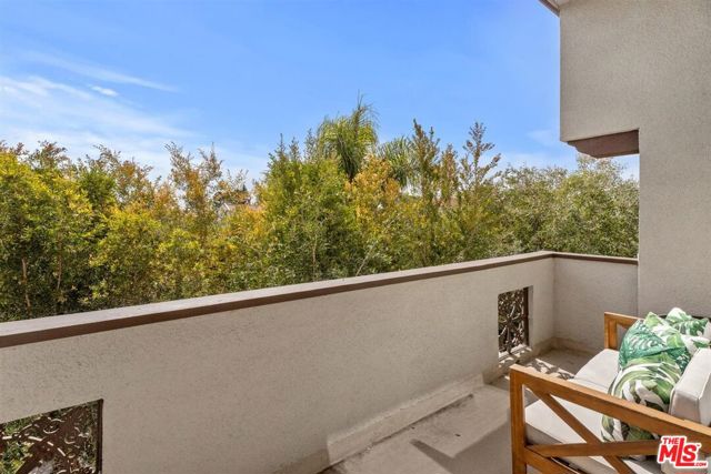 853 S Le Doux Road, Los Angeles CA: https://media.crmls.org/mediaz/a4da6460-fe3e-4dc7-ab40-2f1b5781bb0f.jpg
