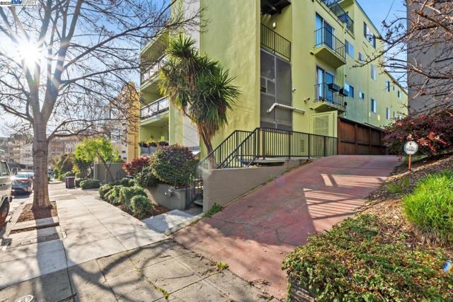 321 Warwick Ave, Oakland CA: https://media.crmls.org/mediaz/a4dab921-8eb5-453c-8f61-631452263be8.jpg