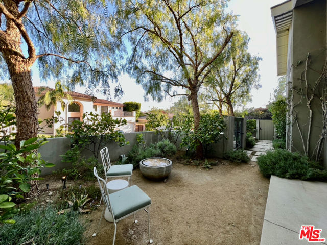 6435 Innsdale Drive, Los Angeles CA: https://media.crmls.org/mediaz/a4db613c-ddd1-4610-a687-ac4b2a748e4d.jpg