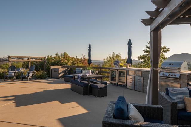 14546 Highcrest Ct, Poway CA: https://media.crmls.org/mediaz/a4dca0a7-d385-4078-bf7c-b0d95d89dcf8.jpg